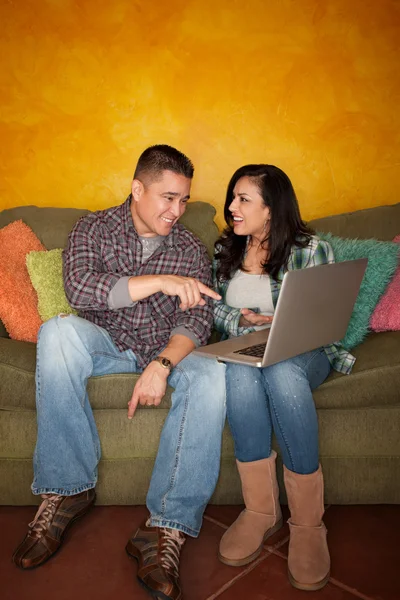 Casal hispânico com computador — Fotografia de Stock