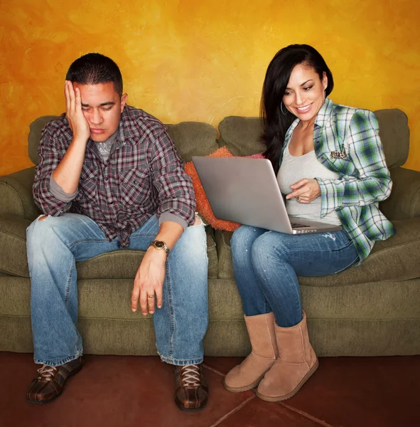 Spansktalande par med dator — Stockfoto