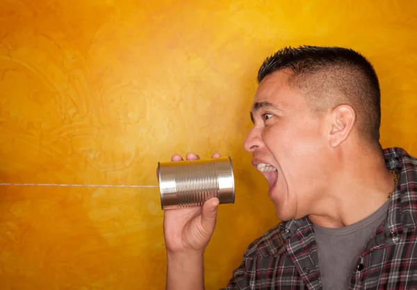 Hispanique homme avec de l'étain peut téléphone — Photo