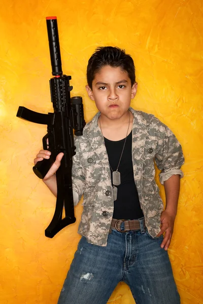 Menino hispânico com arma de brinquedo — Fotografia de Stock