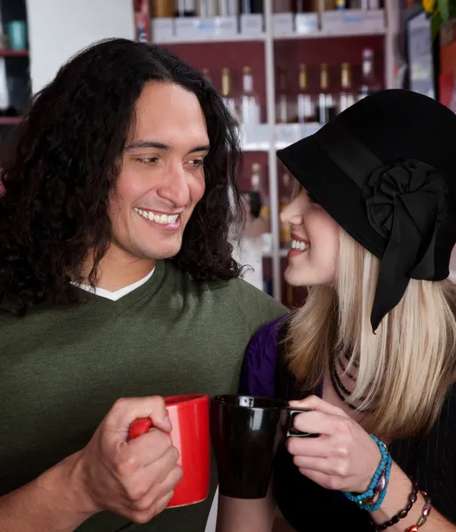 Interracial pareja tostadas con tazas de café — Foto de Stock