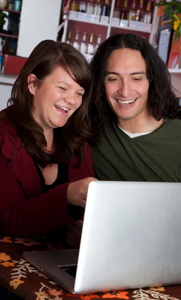 夫妇与笔记本电脑笑 — 图库照片