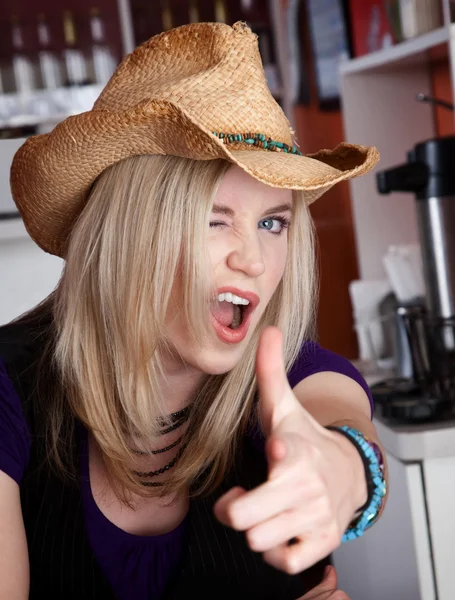 Mulher em casa de café fazendo pistola com a mão — Fotografia de Stock