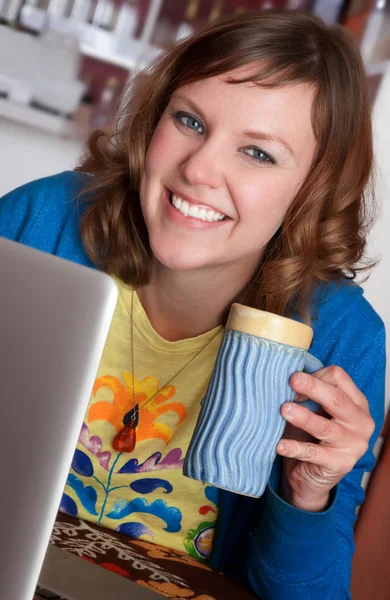 Sorrindo senhora no café — Fotografia de Stock