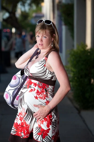 Obekväm gravid kvinna — Stockfoto