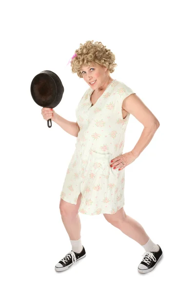 Забавная домохозяйка с сковородкой — стоковое фото