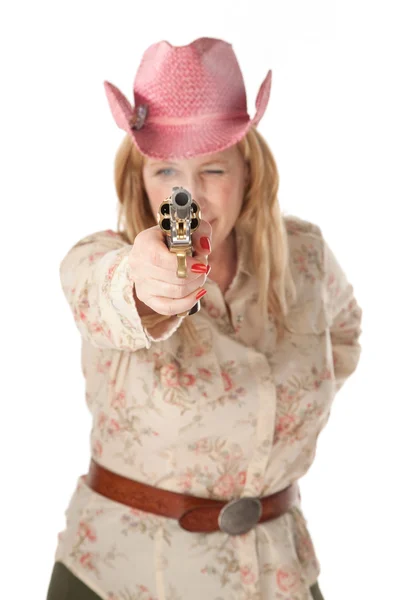 Vrouw met roze cowboy hoed wijzen een geladen pistool — Stockfoto