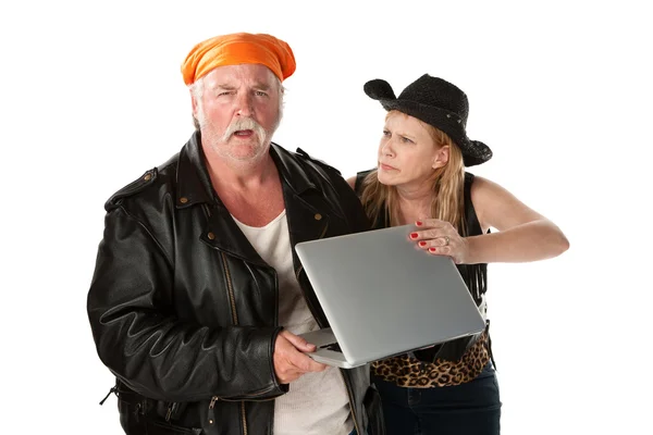 Pareja de ciclistas maduros discutiendo sobre una computadora — Foto de Stock