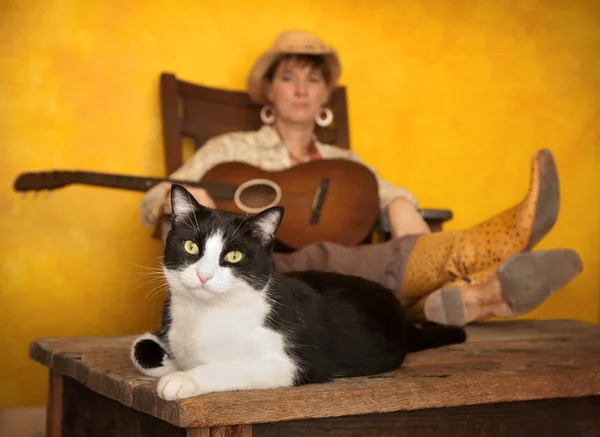 Mulher muito ocidental com guitarra e gato — Fotografia de Stock