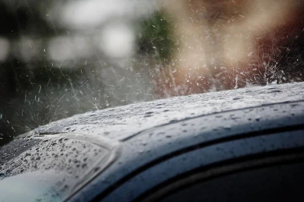 Regen op het dak van een auto — Stockfoto