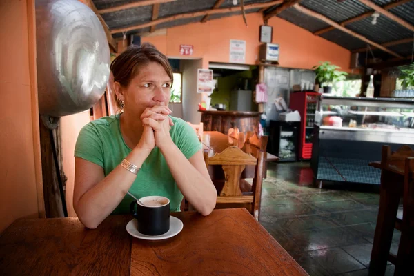 Mujer en un café costarricense — Foto de Stock