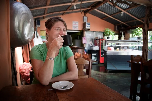 Mujer en un café costarricense — Foto de Stock