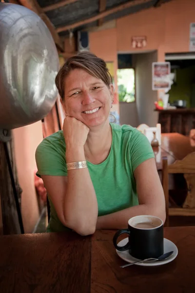 Femme dans un café du Costa Rica — Photo