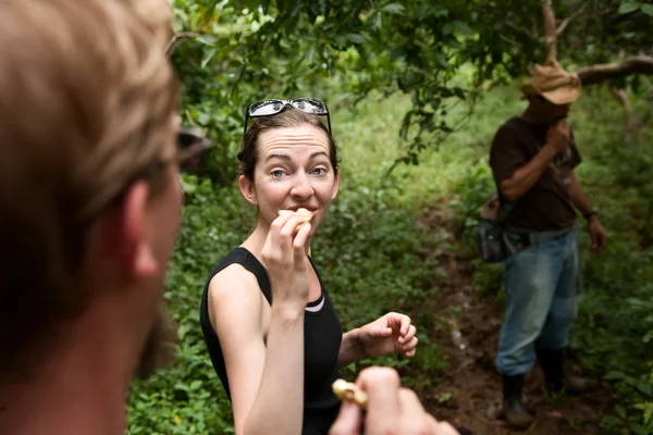 Probar comida natural con un guía en Costa Rica — Foto de Stock