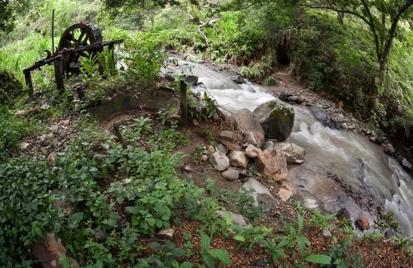 近くのコスタリカ川と abandonded の金鉱山 — ストック写真