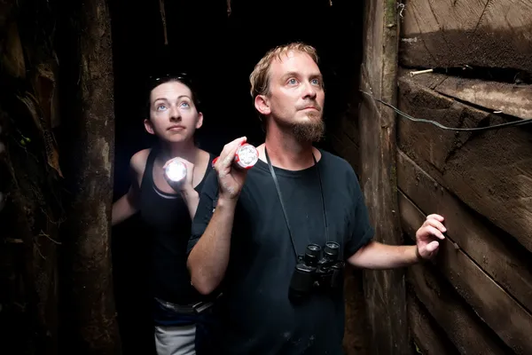 Couple explorant une mine d'or abandonnée au Costa Rica — Photo