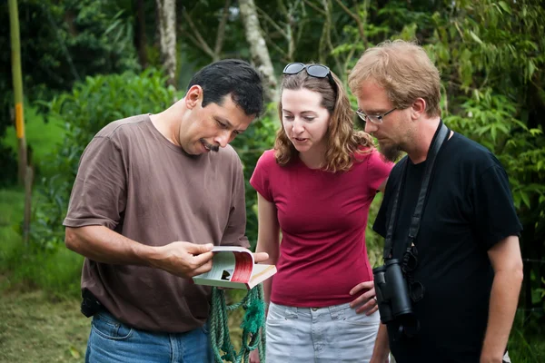 Turista europeu ou americano com guia de natureza na Costa Rica — Fotografia de Stock