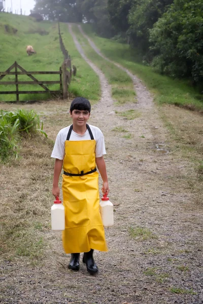 Mladík na costa rican mléčné farmě — Stock fotografie