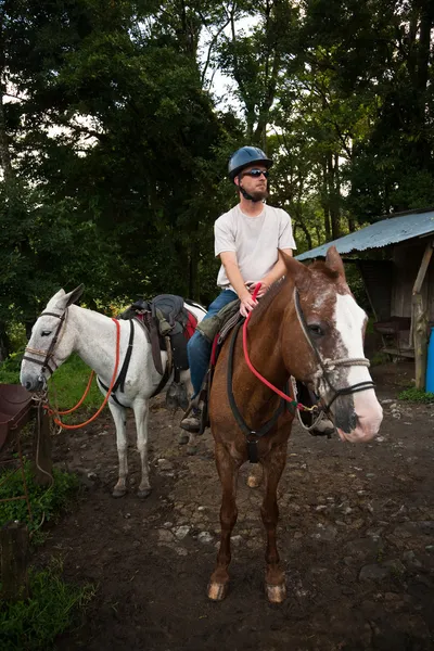 Hombre europeo o americano a caballo en Costa Rica — Foto de Stock