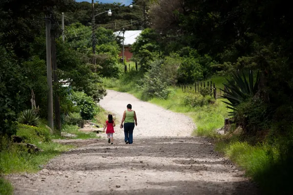 Mujer y niño caminando en Costa Rica — Foto de Stock