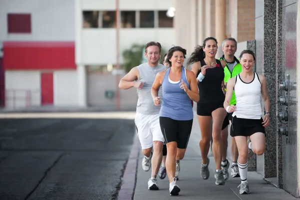 Gruppo di amici corre in centro . — Foto Stock