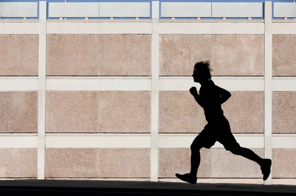 Чоловік біжить за вправами — стокове фото