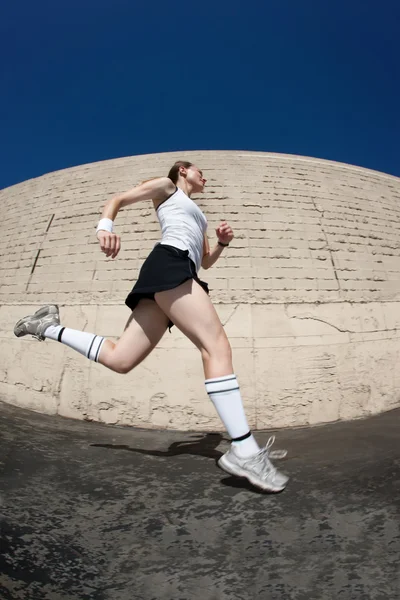 Mujer corre hacia la línea de meta . —  Fotos de Stock