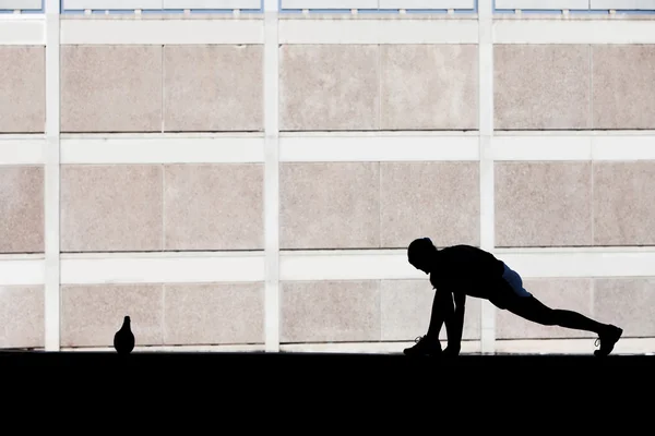 Corredor femenino se estira por la mañana . — Foto de Stock