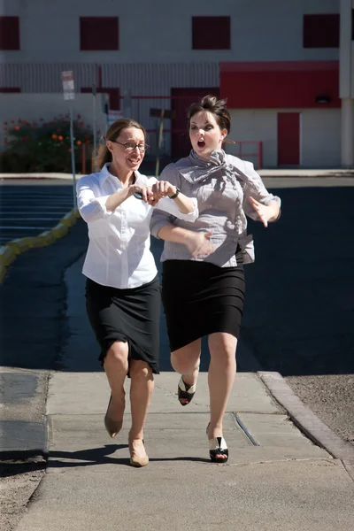 Mulheres bonitas atrasadas para o trabalho — Fotografia de Stock