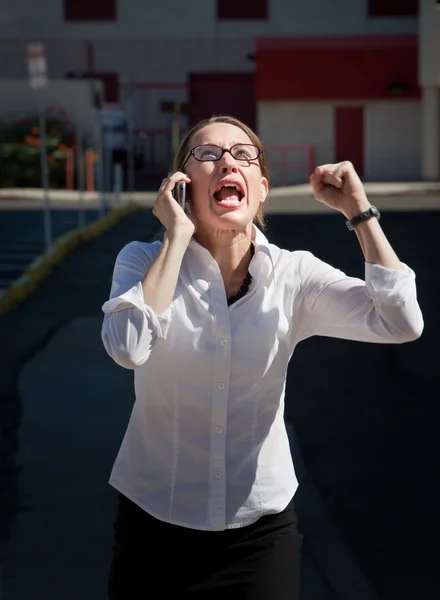 Vacker kvinna skriker till mobiltelefon — Stockfoto