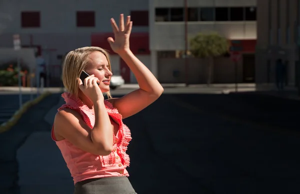 Гарненька дівчина має момент а-ха говорити на мобільному телефоні — стокове фото
