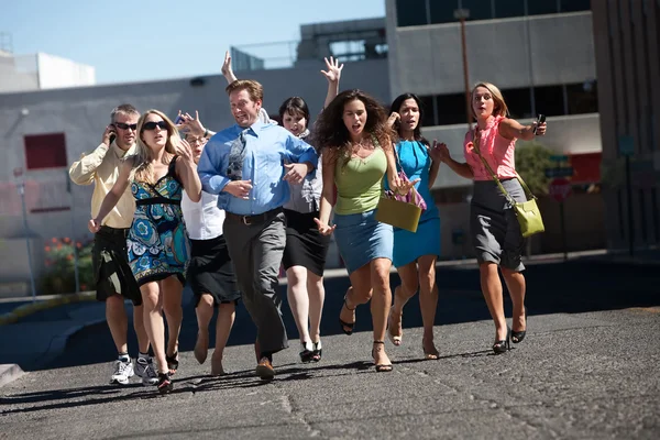 Young business workers run down steet. — Stock Photo, Image