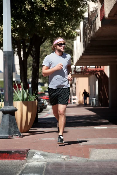 Un homme célibataire et beau qui court — Photo