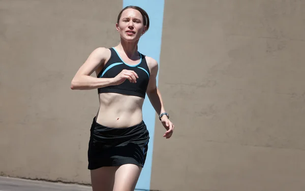 Женщина бежит за фитнесом и здоровьем — стоковое фото
