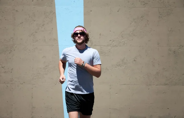 Mladý muž běží pro zdravou váhu — Stock fotografie