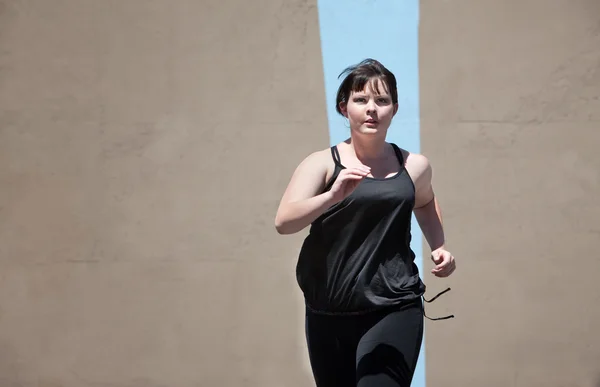 Woman runs to keep in shape — Stock Photo, Image