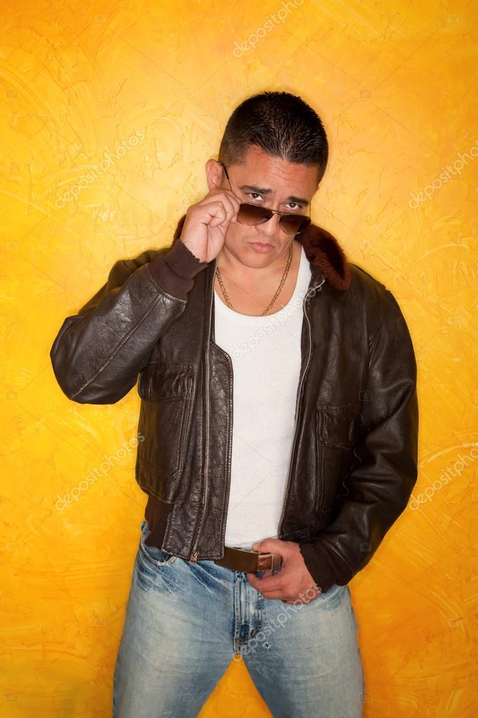Hombre Hispano Con Jeans Y Chaqueta Casual Foto de archivo - Imagen de  latino, hombre: 217711316
