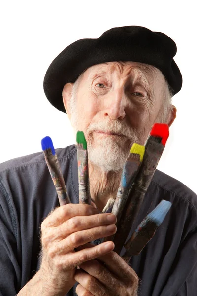 Artiste senior avec béret et pinceaux — Photo