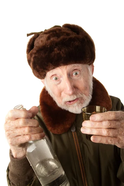 Homme russe en casquette de fourrure avec vodka — Photo