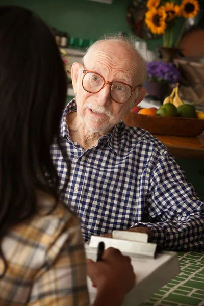Oudere man met zorgverlener — Stockfoto