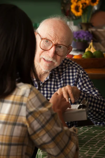 Oudere man met zorgverlener — Stockfoto