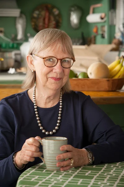 Seniorin mit Becher — Stockfoto