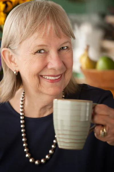 Mujer mayor con taza — Foto de Stock