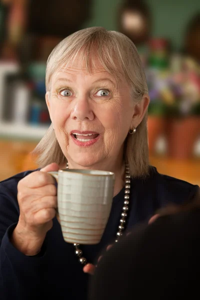 Senior vrouw in keuken — Stockfoto