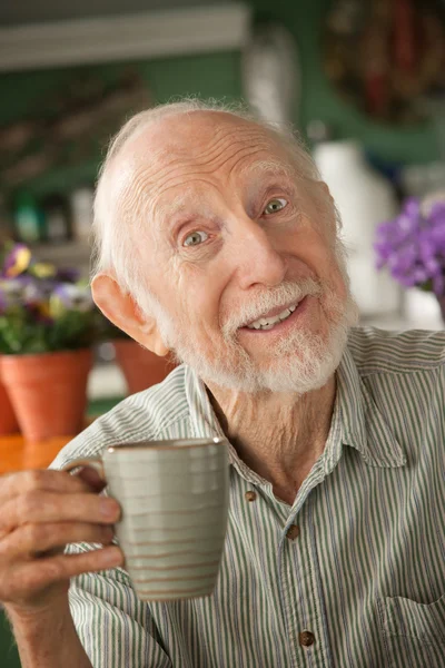 Uomo anziano con tazza — Foto Stock