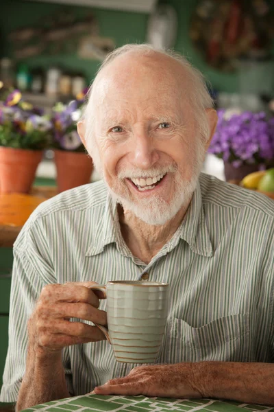 Homme âgé avec tasse — Photo