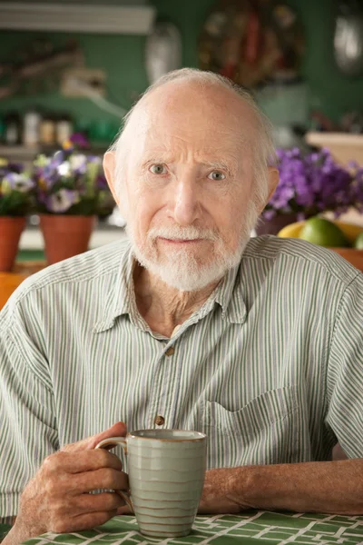 Uomo anziano serio con tazza — Foto Stock