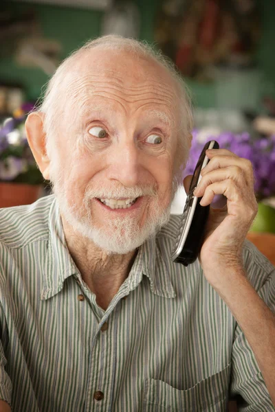 Senior man op telefoon — Stockfoto