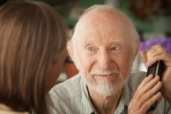 Mürrisches Senioren-Paar mit Telefon — Stockfoto