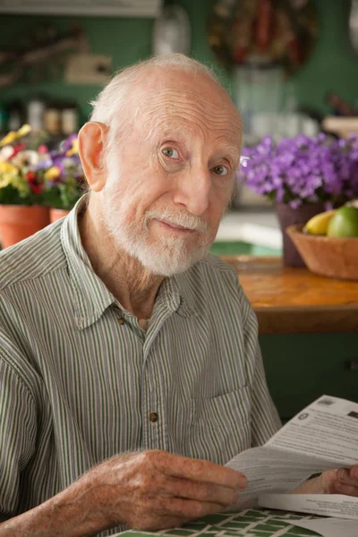 Senior man met belangrijke brief — Stockfoto